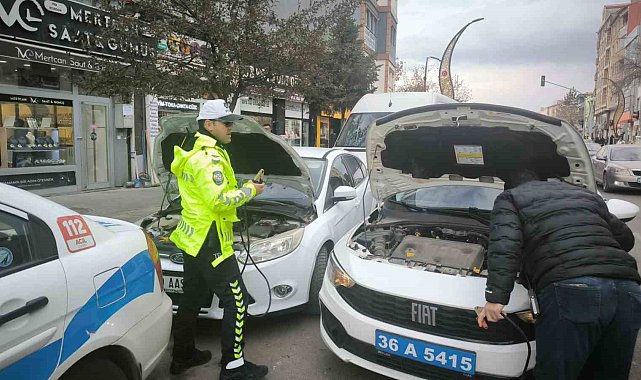 Kars'ta trafik polislerinden yürek ısıtan hareket