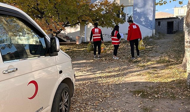 Kızılay'dan ihtiyaç sahibi ailelere kıyafet ve gıda desteği