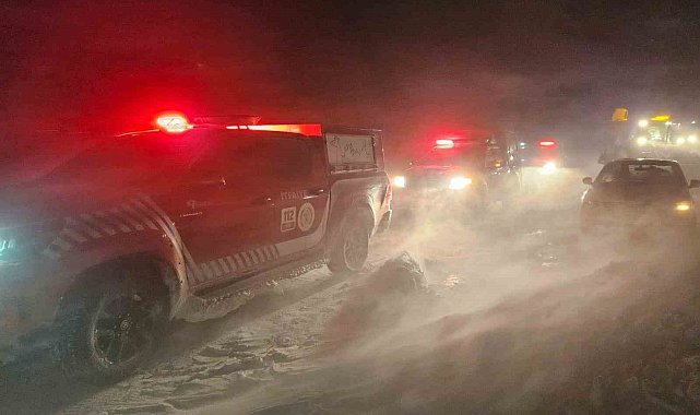 Malatya'da karda mahsur kalan araçlar kurtarılıyor
