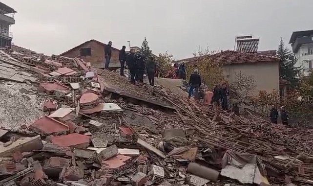Yeşilyurt'ta ağır hasarlı bina yıkımında göçük