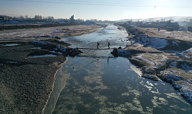 Murat Nehri'nde buz parçaları akmaya başladı