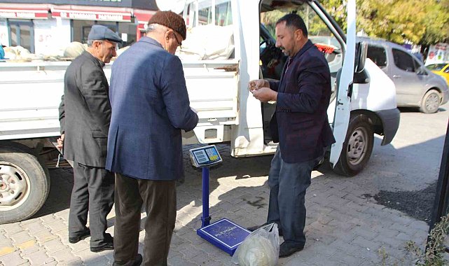 Muş merkezde yetiştirdiği kabakları Varto'da satıyor