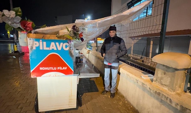 Naylon altında nohutlu pilav satarak evini geçindiriyor