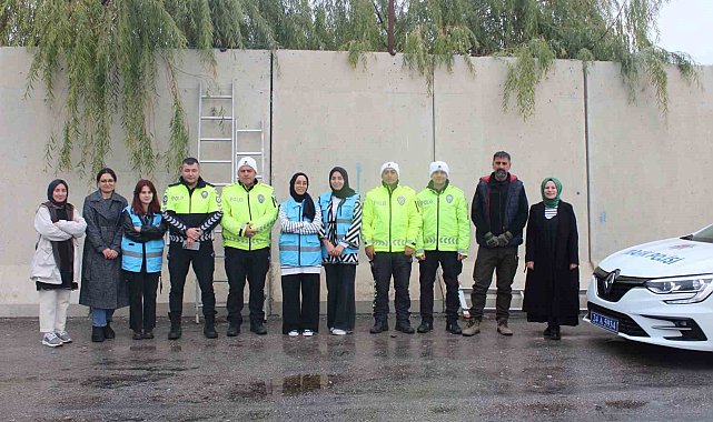 Öğrencilerden polislere destek ziyareti