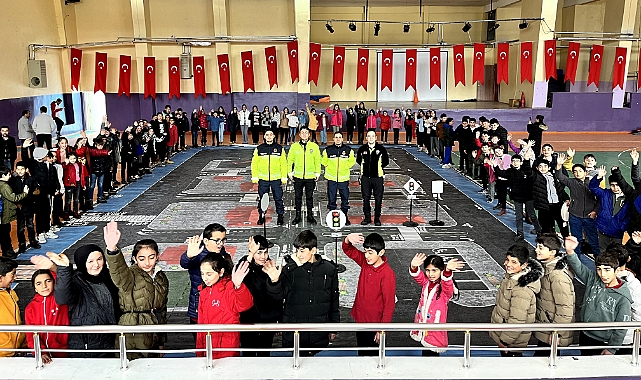 Öğrencilere trafik eğitim parkı brandası üzerinde eğitim