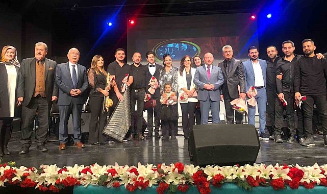 Öğretmenler sahnede de alkışlandı