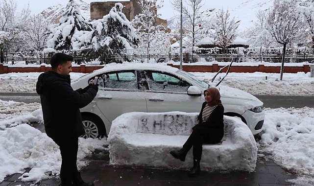 Oltu'da esnaf kardan adam yerine kardan koltuk yaptı