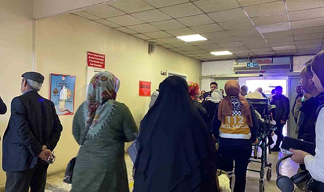 Otomobille kamyonet kafa kafaya çarpıştı: 8 yaralı