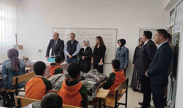 Patnoslu iş insanı Metin Esin'den bin öğrenciye giyim ve oyuncak yardımı