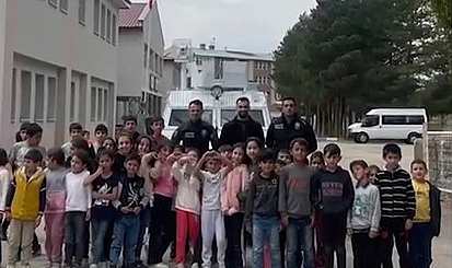 Polise selam veren öğrencilere shortland sürprizi