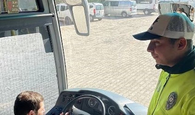 Polisten sürücü ve yolculara emniyet kemeri uyarısı