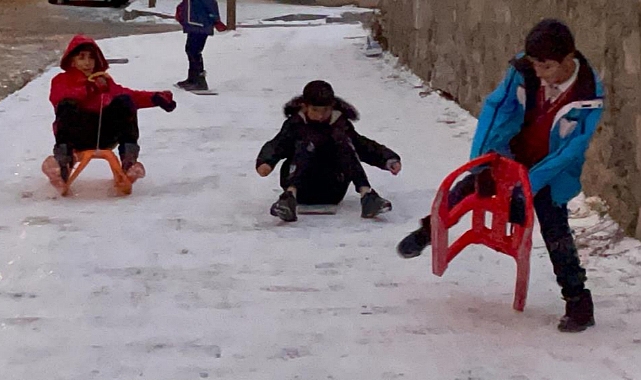 Sarıkamış'ta çocukların düşe kalka kızak keyfi