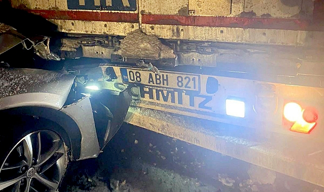 Sarıkamış'ta tıra arkadan çarpan otomobildeki 1 kişi yaralandı