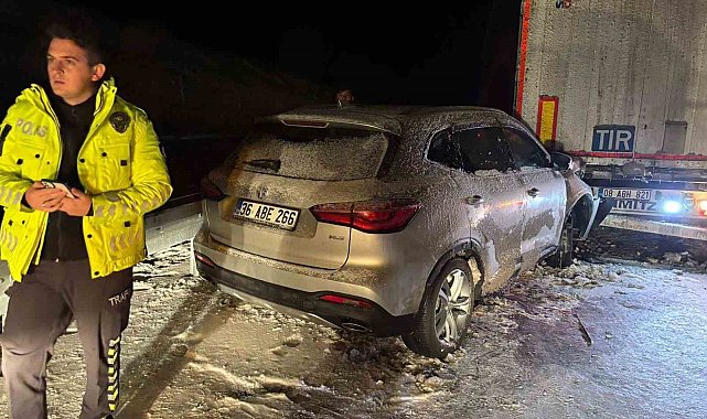 Sarıkamış'ta araçlar yolda mahsur kaldı, ekipler seferber oldu