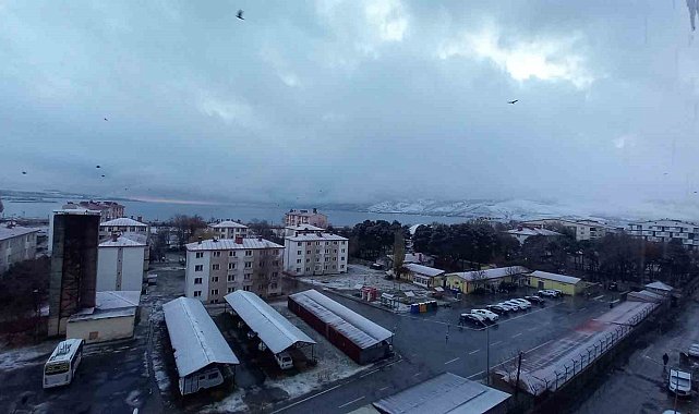 Tatvan'da kar yağışı etkili olmaya başladı