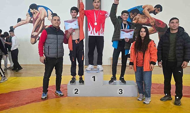 Tatvan'da okullar arası güreş müsabakaları yapıldı