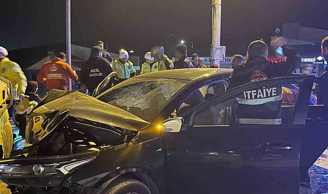 Tatvan'da otomobil iş makinesine çarptı: 4 yaralı
