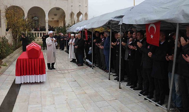 Trafik kazasına müdahale ederken şehit olan polis memuru son yolculuğuna uğurlandı
