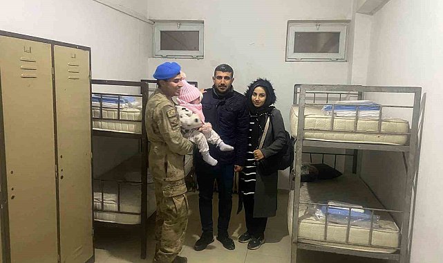 Tunceli'de karda mahsur kalanları Mehmetçik misafir etti