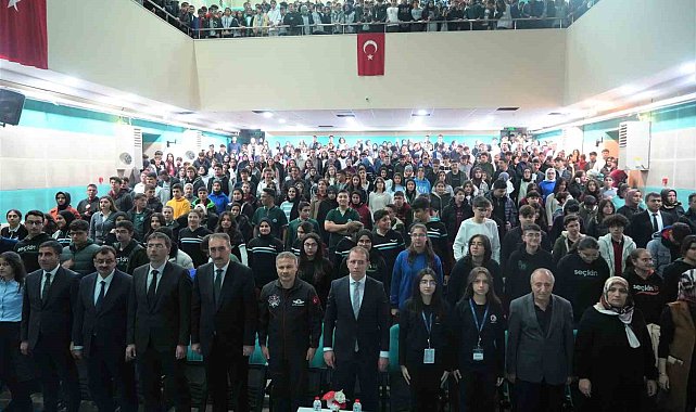 Türkiye'nin ilk astronotu Alper Gezeravcı Muş'ta öğrencilerle buluştu