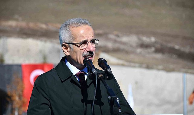 Türkiye'yi Kafkaslar'a bağlayan Aşık Şenlik Tüneli açıldı