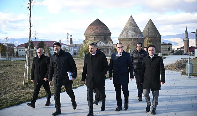 Vali Çiftç kümbetleri inceledi
