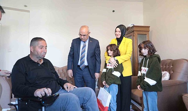 Vali Koç, özel gereksinimli bireye tekerlekli sandalye hediye etti