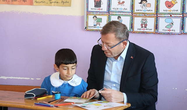 Vali Polat öğrencilerin derslerine eşlik etti