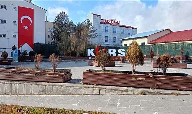 Valilik Parkı dökülüyor