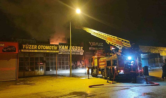 Van Oto Sanayi Sitesi'nde korkutan yangın