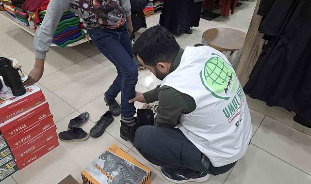 Van'da ihtiyaç sahibi çocuklara bot ve mont yardımı