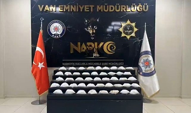 Van'da minibüsün 'zula' diye tabir edilen gizli bölmede 24 kilo metamfetamin ele geçirildi
