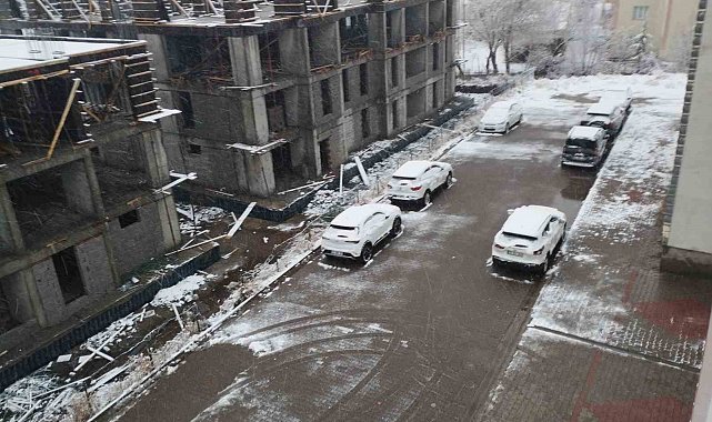 Varto'da kar yağışı başladı