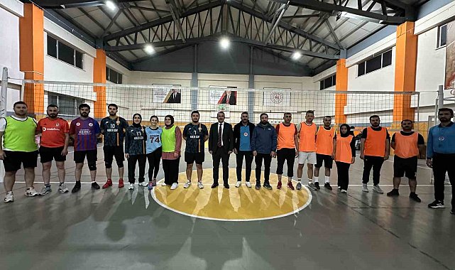 Yüksekova'da 420 öğretmen voleybol turnuvasında bir araya geldi