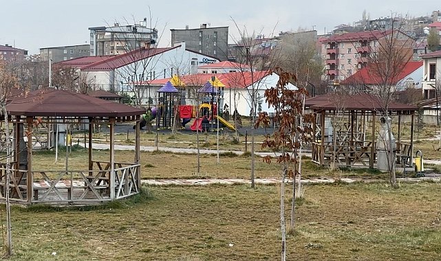 Yüksekova'da havalar soğudu, parklar boş kaldı