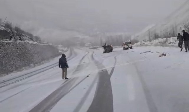 Yüksekova'da iki araç kafa kafaya çarpıştı: 4 yaralı