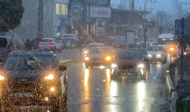 Yüksekova'da kar yağışı başladı