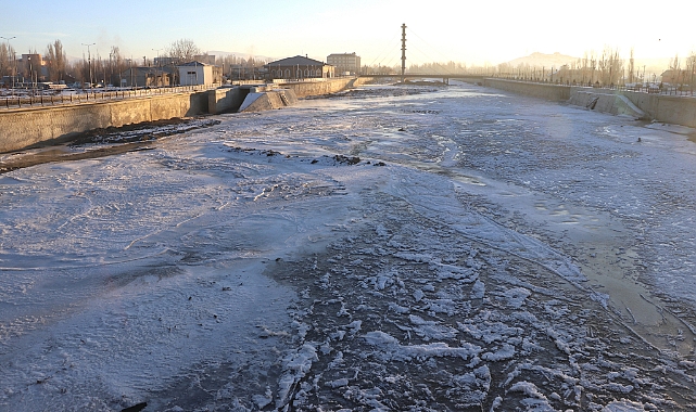 Ağrı'da Murat Nehri kısmen dondu