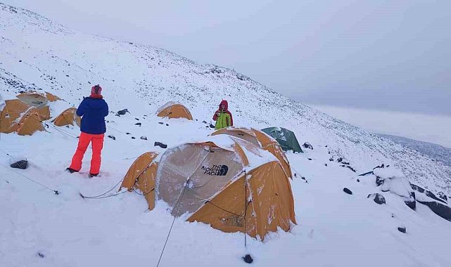 Ağrı Dağı'na çıkmak isteyen dağcılara kar ve fırtına engeli