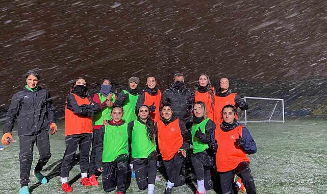 Ağrı Kadın Futbol Takımı, kar yağışı altında antrenmanlarını sürdürüyor