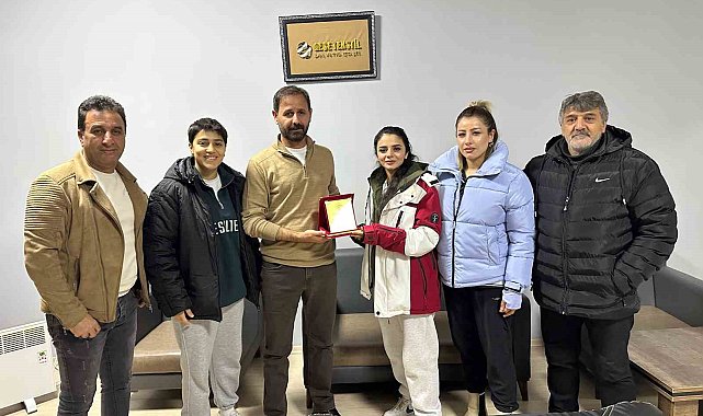 Ağrı Kadın Futbol Takımı'ndan destekçisine teşekkür plaketi
