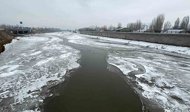 Ağrı'da dondurucu soğuklar nedeniyle Murat Nehri buz tuttu