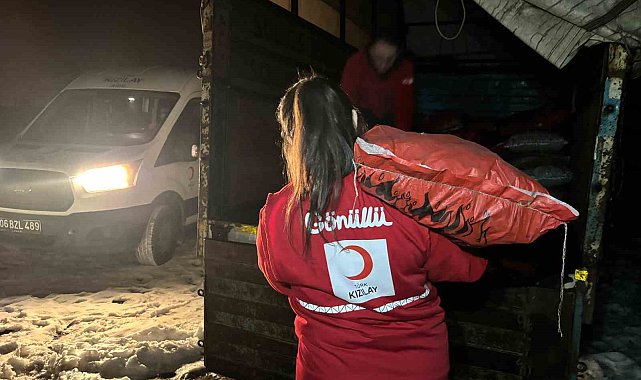 Ağrı'da kışın zorlu şartlarına karşı Kızılay, ihtiyaç sahiplerine kömür desteği sağlıyor