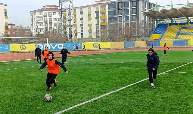 Ağrı'nın kadın futbolcuları dondurucu soğuklara meydan okuyor