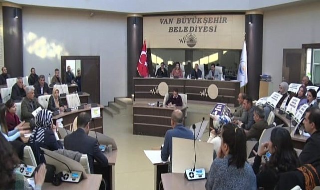 AK Parti ile DEM arasında 'Kayyum' tartışması