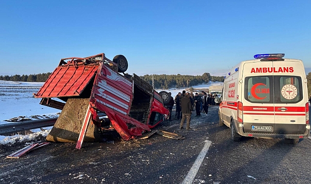 Ardahan'da kamyonet ile tırın çarpıştığı kazada 3 kişi yaralandı