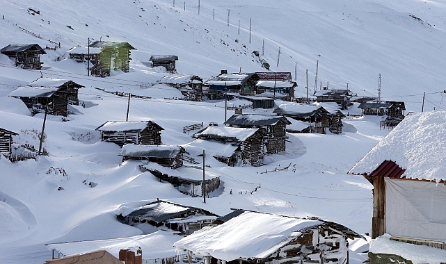 Ardahan'da yayla evleri karla kaplandı