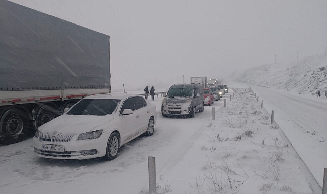 Ardahan-Şavşat kara yolu buzlanma nedeniyle ağır tonajlı araçlara kapatıldı