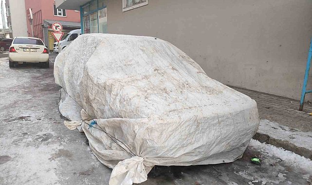 Ardahan'da araçlar soğuktan halı ve battaniyelerle korunuyor