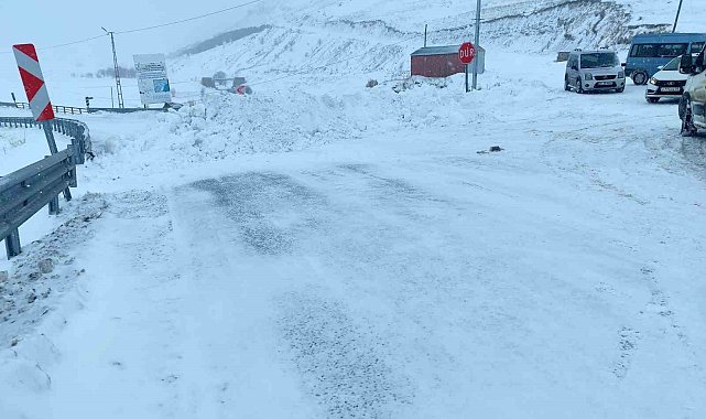 Ardahan'da iki kara yolu tipi ve fırtına nedeniyle ağır tonajlı araçlara kapatıldı